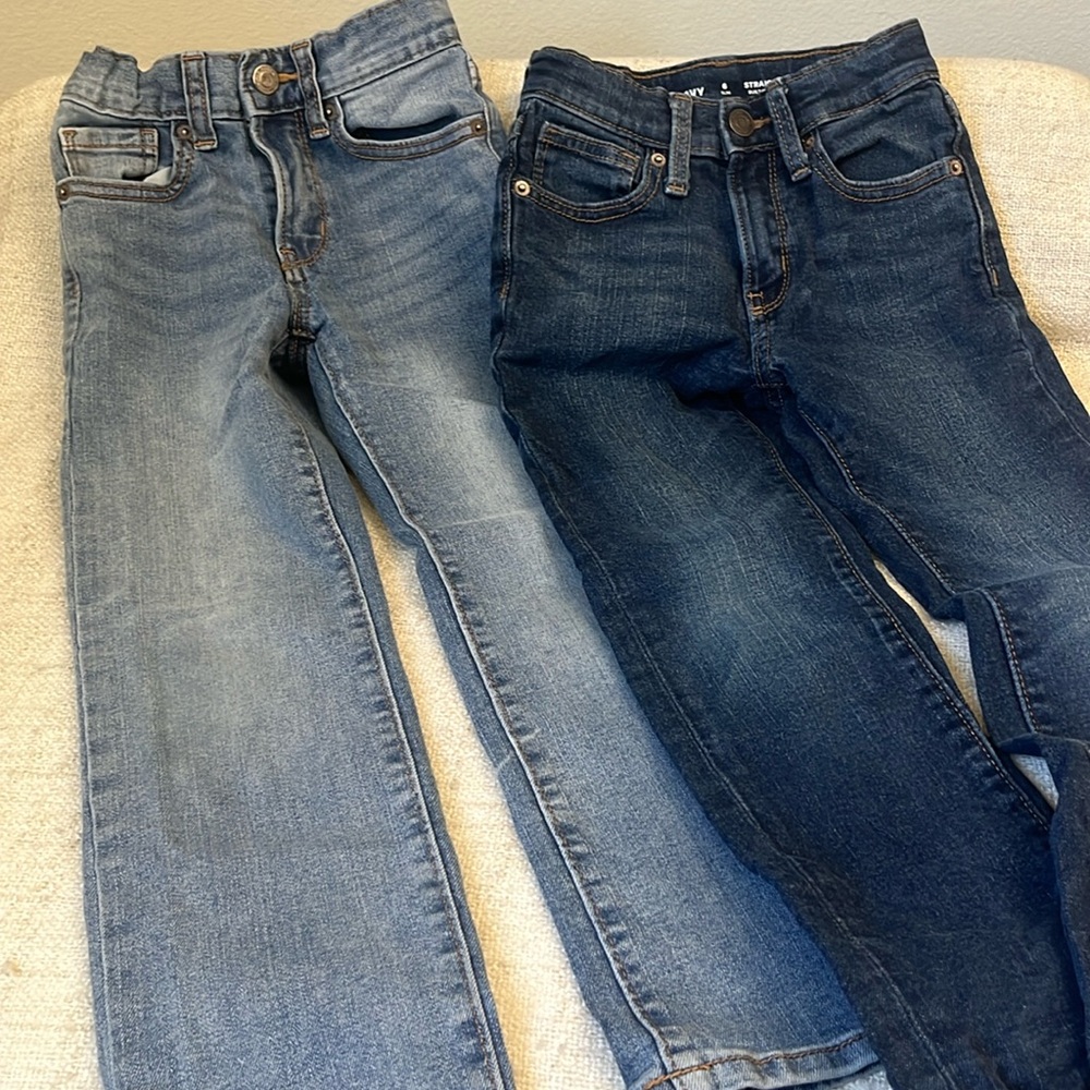 Old Navy bundle of 2 straight leg jeans. 1 dark wash, & 1 light wash